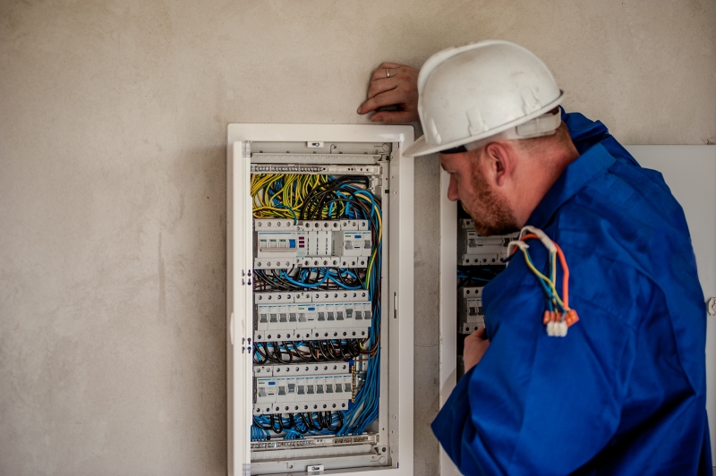 electricite-BAIROLS-min_electrician-2755683